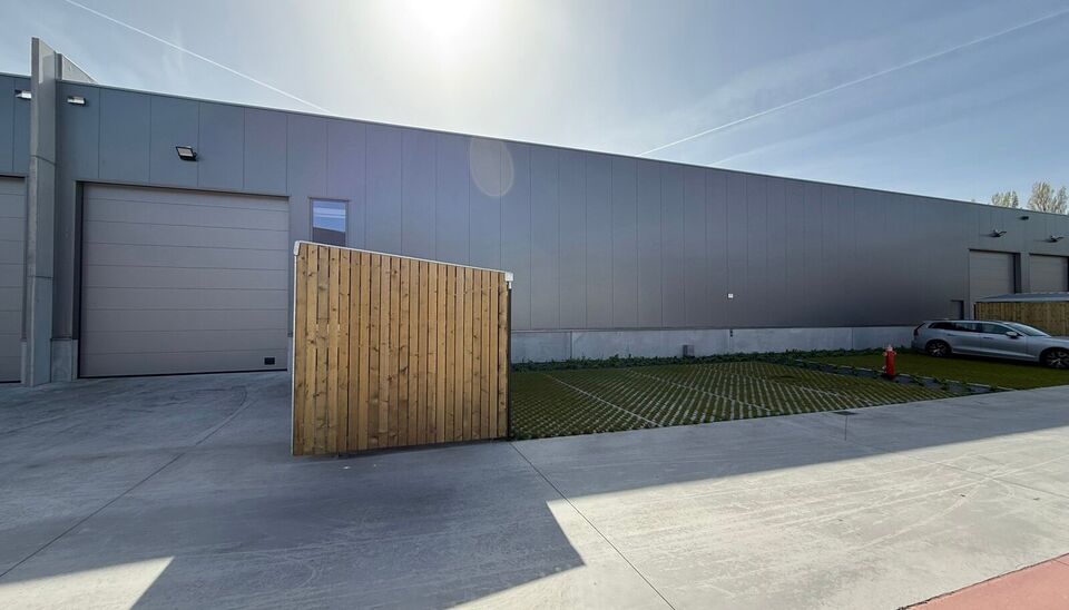 Langs de Pathoekeweg in Brugge verrijst binnenkort het KMO Park PORTIS, dit op de voormalige Philipssite. Met 49 afgewerkte KMO-Units, vari&euml;rend van 199m&sup2; tot 1183m&sup2;, verdeeld over nieuwbouw en vernieuwbouw bedrijfsgebouwen, biedt Portis een moderne en