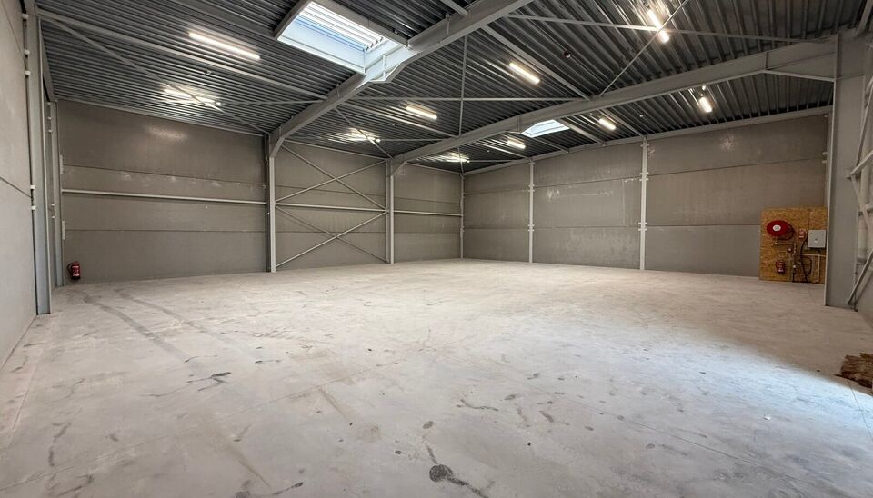 Langs de Pathoekeweg in Brugge verrijst binnenkort het KMO Park PORTIS, dit op de voormalige Philipssite. Met 49 afgewerkte KMO-Units, vari&euml;rend van 199m&sup2; tot 1183m&sup2;, verdeeld over nieuwbouw en vernieuwbouw bedrijfsgebouwen, biedt Portis een moderne en