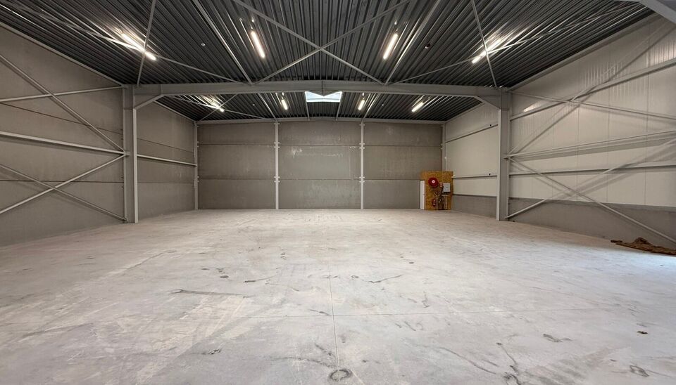 Langs de Pathoekeweg in Brugge verrijst binnenkort het KMO Park PORTIS, dit op de voormalige Philipssite. Met 49 afgewerkte KMO-Units, vari&euml;rend van 199m&sup2; tot 1183m&sup2;, verdeeld over nieuwbouw en vernieuwbouw bedrijfsgebouwen, biedt Portis een moderne en