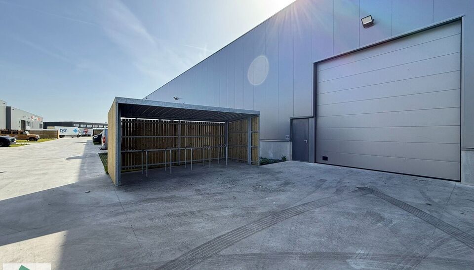 Langs de Pathoekeweg in Brugge verrijst binnenkort het KMO Park PORTIS, dit op de voormalige Philipssite. Met 49 afgewerkte KMO-Units, vari&euml;rend van 199m&sup2; tot 1183m&sup2;, verdeeld over nieuwbouw en vernieuwbouw bedrijfsgebouwen, biedt Portis een moderne en