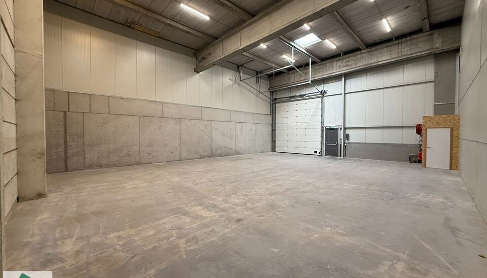 Langs de Pathoekeweg in Brugge verrijst binnenkort het KMO Park PORTIS, dit op de voormalige Philipssite. Met 49 afgewerkte KMO-Units, vari&euml;rend van 199m&sup2; tot 1183m&sup2;, verdeeld over nieuwbouw en vernieuwbouw bedrijfsgebouwen, biedt Portis een moderne en