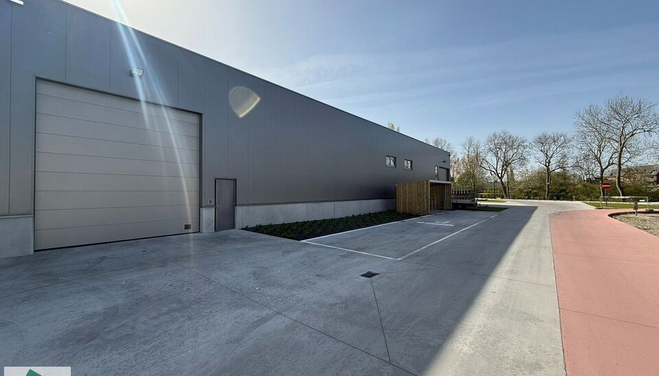 Langs de Pathoekeweg in Brugge verrijst binnenkort het KMO Park PORTIS, dit op de voormalige Philipssite. Met 49 afgewerkte KMO-Units, vari&euml;rend van 199m&sup2; tot 1183m&sup2;, verdeeld over nieuwbouw en vernieuwbouw bedrijfsgebouwen, biedt Portis een moderne en