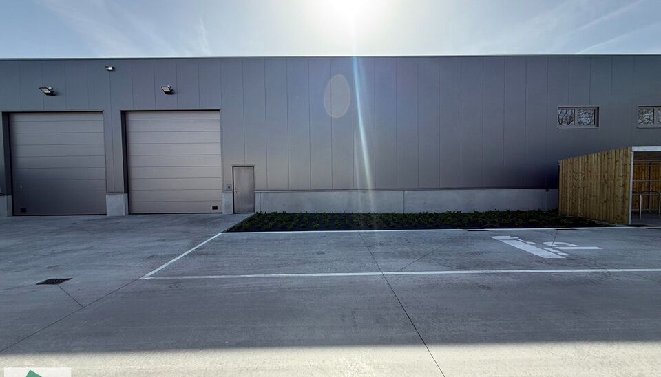 Langs de Pathoekeweg in Brugge verrijst binnenkort het KMO Park PORTIS, dit op de voormalige Philipssite. Met 49 afgewerkte KMO-Units, vari&euml;rend van 199m&sup2; tot 1183m&sup2;, verdeeld over nieuwbouw en vernieuwbouw bedrijfsgebouwen, biedt Portis een moderne en