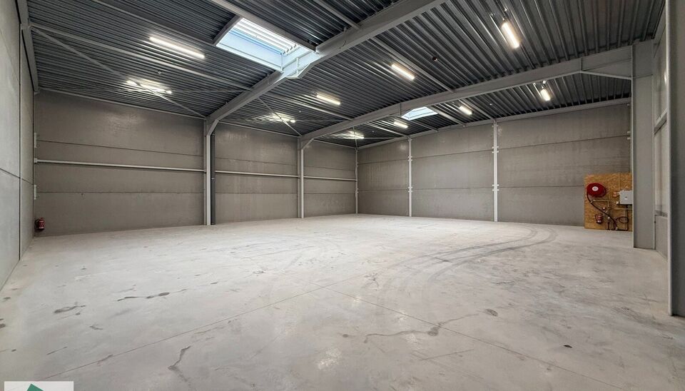 Langs de Pathoekeweg in Brugge verrijst binnenkort het KMO Park PORTIS, dit op de voormalige Philipssite. Met 49 afgewerkte KMO-Units, vari&euml;rend van 199m&sup2; tot 1183m&sup2;, verdeeld over nieuwbouw en vernieuwbouw bedrijfsgebouwen, biedt Portis een moderne en