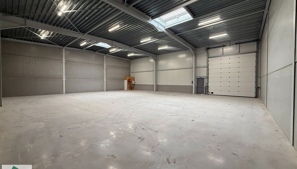 Langs de Pathoekeweg in Brugge verrijst binnenkort het KMO Park PORTIS, dit op de voormalige Philipssite. Met 49 afgewerkte KMO-Units, vari&euml;rend van 199m&sup2; tot 1183m&sup2;, verdeeld over nieuwbouw en vernieuwbouw bedrijfsgebouwen, biedt Portis een moderne en