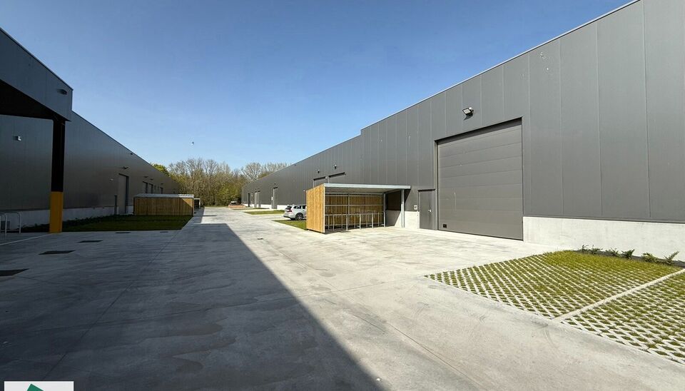 Langs de Lodderhoek in Brugge verrijst binnenkort het KMO Park PORTIS, dit op de voormalige Philipssite. Met 49 afgewerkte KMO-Units, vari&euml;rend van 199m&sup2; tot 1183m&sup2;, verdeeld over nieuwbouw en vernieuwbouw bedrijfsgebouwen, biedt Portis een moderne en 