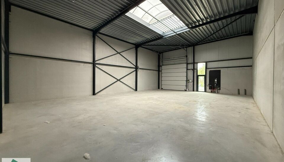 Deze moderne KMO-units, variërend van 130 m² tot 312 m² (samenvoegbaar), maken deel uit van een nieuw bedrijvenpark. Strategisch gelegen ten zuiden van Brussel/Halle en ten noorden van Saintes/Tubize, met uitstekende bereikbaarheid via de E429 en de Ri