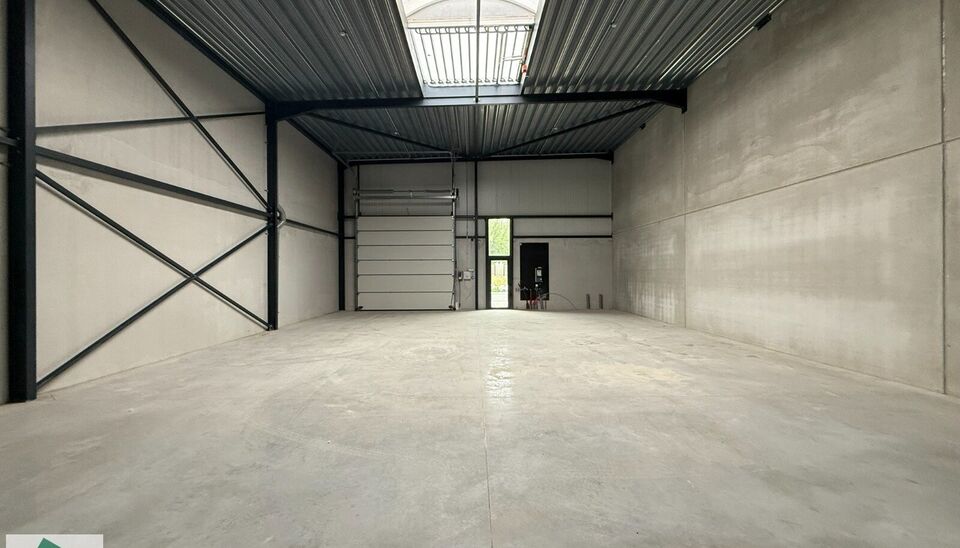 Deze moderne KMO-units, variërend van 130 m² tot 312 m² (samenvoegbaar), maken deel uit van een nieuw bedrijvenpark. Strategisch gelegen ten zuiden van Brussel/Halle en ten noorden van Saintes/Tubize, met uitstekende bereikbaarheid via de E429 en de Ri
