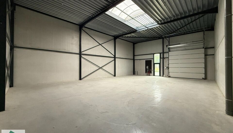 Deze moderne KMO-units, variërend van 130 m² tot 312 m² (samenvoegbaar), maken deel uit van een nieuw bedrijvenpark. Strategisch gelegen ten zuiden van Brussel/Halle en ten noorden van Saintes/Tubize, met uitstekende bereikbaarheid via de E429 en de Ri
