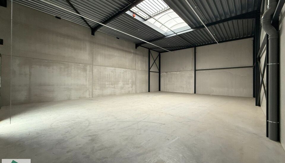 216m² magazijn te koop met 2 parkeerplaatsen (verplicht bij te kopen) op strategisch ligging ten zuiden van Brussel/Halle en ten noorden van Saintes/Tubize, met uitstekende bereikbaarheid via de E429 en de Ring van Brussel.

De loods heeft een vrije hoog