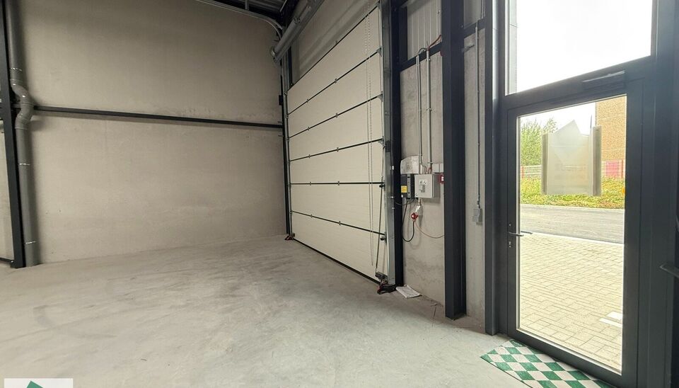 216m² magazijn te koop met 2 parkeerplaatsen (verplicht bij te kopen) op strategisch ligging ten zuiden van Brussel/Halle en ten noorden van Saintes/Tubize, met uitstekende bereikbaarheid via de E429 en de Ring van Brussel.

De loods heeft een vrije hoog