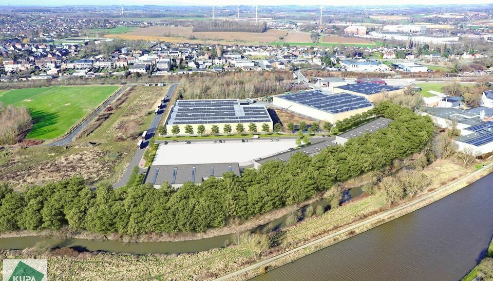 Deze moderne KMO-units, vari&euml;rend van 130 m&sup2; tot 312 m&sup2; (samenvoegbaar), maken deel uit van een nieuw bedrijvenpark. Strategisch gelegen ten zuiden van Brussel/Halle en ten noorden van Saintes/Tubize, met uitstekende bereikbaarheid via de E429 en de Ri