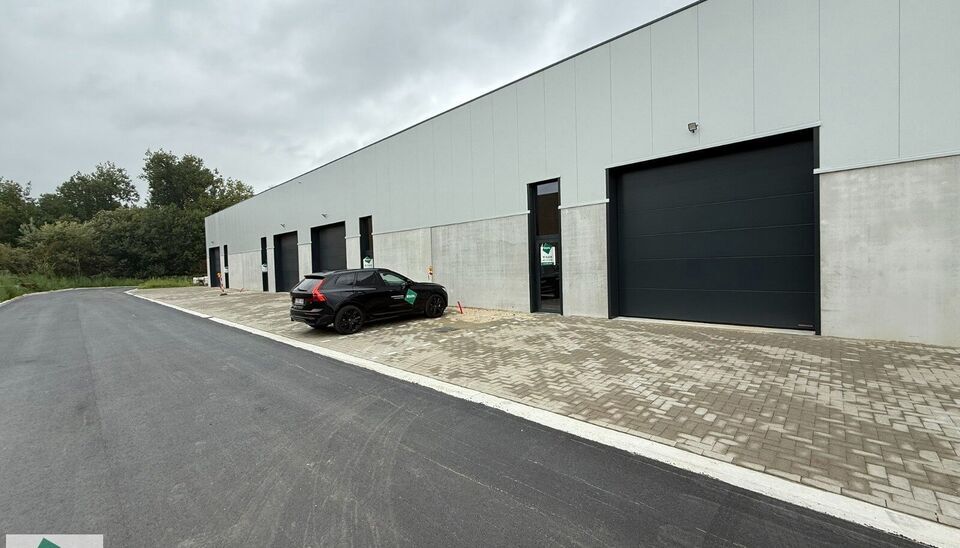 Deze moderne KMO-units, vari&euml;rend van 130 m&sup2; tot 312 m&sup2; (samenvoegbaar), maken deel uit van een nieuw bedrijvenpark. Strategisch gelegen ten zuiden van Brussel/Halle en ten noorden van Saintes/Tubize, met uitstekende bereikbaarheid via de E429 en de Ri