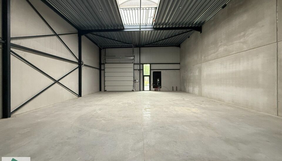 Deze moderne KMO-units, vari&euml;rend van 130 m&sup2; tot 312 m&sup2; (samenvoegbaar), maken deel uit van een nieuw bedrijvenpark. Strategisch gelegen ten zuiden van Brussel/Halle en ten noorden van Saintes/Tubize, met uitstekende bereikbaarheid via de E429 en de Ri