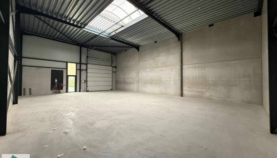 Deze moderne KMO-units, variërend van 130 m² tot 312 m² (samenvoegbaar), maken deel uit van een nieuw bedrijvenpark. Strategisch gelegen ten zuiden van Brussel/Halle en ten noorden van Saintes/Tubize, met uitstekende bereikbaarheid via de E429 en de Ri