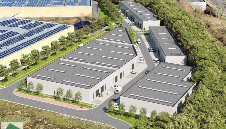 Deze moderne KMO-units, variërend van 130 m² tot 312 m² (samenvoegbaar), maken deel uit van een nieuw bedrijvenpark. Strategisch gelegen ten zuiden van Brussel/Halle en ten noorden van Saintes/Tubize, met uitstekende bereikbaarheid via de E429 en de Ri