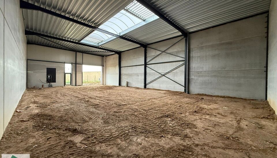 Nieuwbouw magazijn te koop vanaf 186m&sup2; tot 323m&sup2; in bedrijvenpark te Herzele. 
Deze KMO-unit is strategisch gelegen langs de Hoogstraat in Herzele, een vlot bereikbare locatie voor zowel lokale ondernemers als bedrijven die actief zijn in de ruimere reg