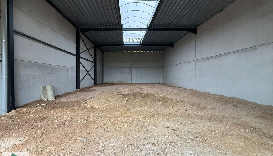 Nieuwbouw magazijn te koop vanaf 186m&sup2; tot 323m&sup2; in bedrijvenpark te Herzele. 
Deze KMO-unit is strategisch gelegen langs de Hoogstraat in Herzele, een vlot bereikbare locatie voor zowel lokale ondernemers als bedrijven die actief zijn in de ruimere reg