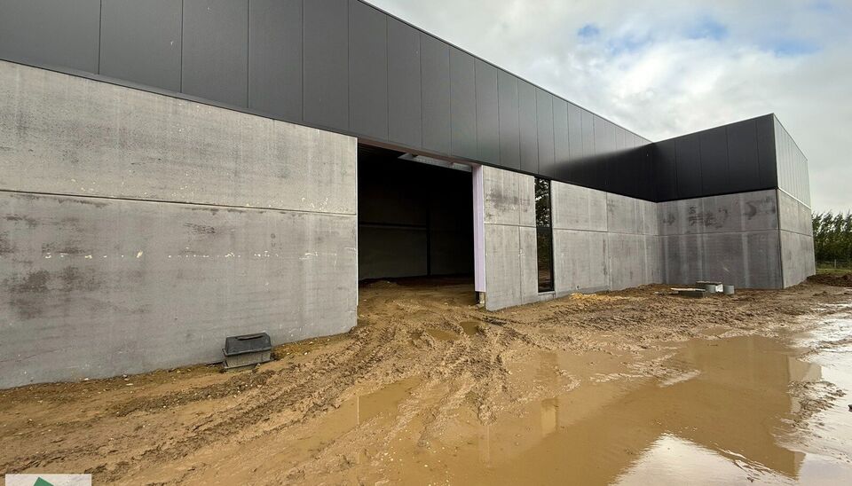 Nieuwbouw magazijn te koop vanaf 186m&sup2; tot 323m&sup2; in bedrijvenpark te Herzele. 
Deze KMO-unit is strategisch gelegen langs de Hoogstraat in Herzele, een vlot bereikbare locatie voor zowel lokale ondernemers als bedrijven die actief zijn in de ruimere reg