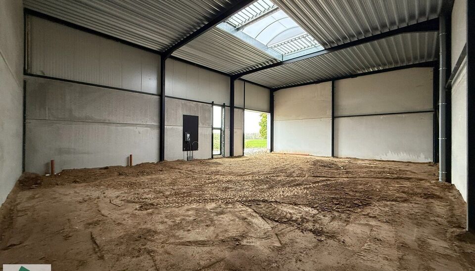 Nieuwbouw magazijn te koop vanaf 186m&sup2; tot 323m&sup2; in bedrijvenpark te Herzele. 
Deze KMO-unit is strategisch gelegen langs de Hoogstraat in Herzele, een vlot bereikbare locatie voor zowel lokale ondernemers als bedrijven die actief zijn in de ruimere reg