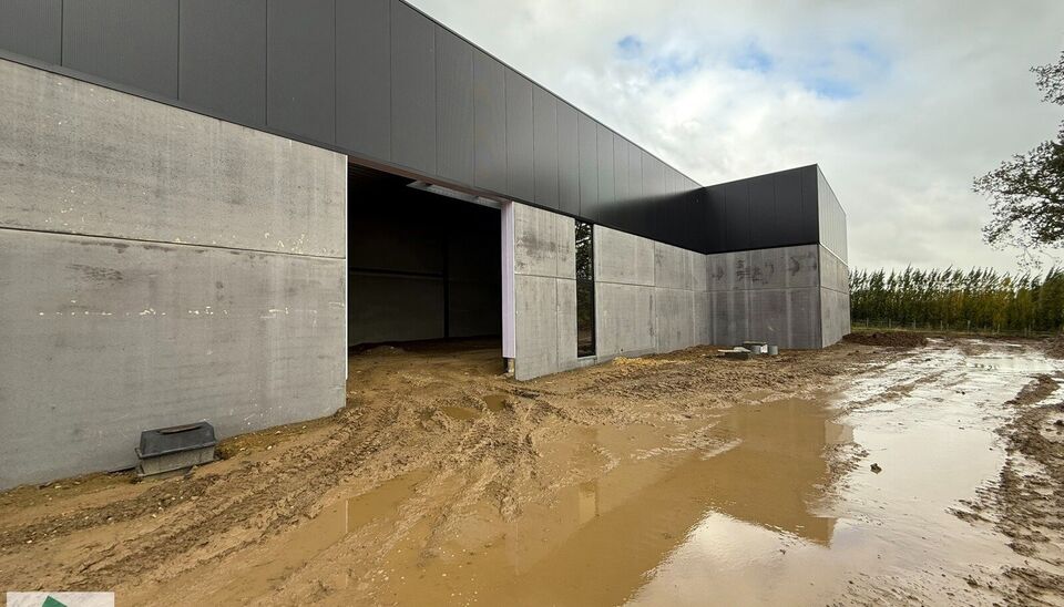 Nieuwbouw magazijn te koop vanaf 186m&sup2; tot 323m&sup2; in bedrijvenpark te Herzele. 
Deze KMO-unit is strategisch gelegen langs de Hoogstraat in Herzele, een vlot bereikbare locatie voor zowel lokale ondernemers als bedrijven die actief zijn in de ruimere reg