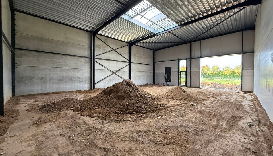 Nieuwbouw magazijn te koop vanaf 186m&sup2; tot 323m&sup2; in bedrijvenpark te Herzele. 
Deze KMO-unit is strategisch gelegen langs de Hoogstraat in Herzele, een vlot bereikbare locatie voor zowel lokale ondernemers als bedrijven die actief zijn in de ruimere reg