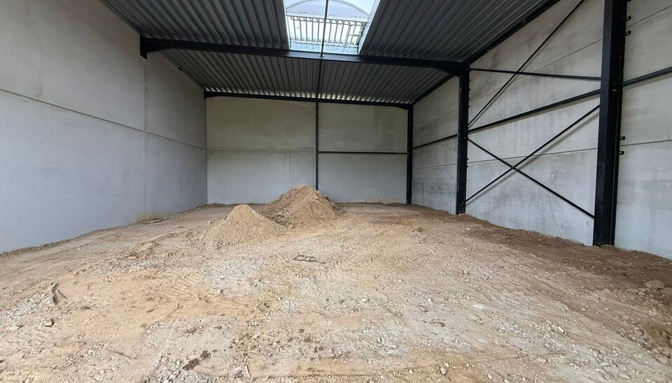 Nieuwbouw magazijn te koop vanaf 186m&sup2; tot 323m&sup2; in bedrijvenpark te Herzele. 
Deze KMO-unit is strategisch gelegen langs de Hoogstraat in Herzele, een vlot bereikbare locatie voor zowel lokale ondernemers als bedrijven die actief zijn in de ruimere reg