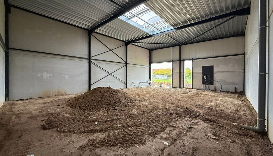 Nieuwbouw magazijn te koop vanaf 186m&sup2; tot 323m&sup2; in bedrijvenpark te Herzele. 
Deze KMO-unit is strategisch gelegen langs de Hoogstraat in Herzele, een vlot bereikbare locatie voor zowel lokale ondernemers als bedrijven die actief zijn in de ruimere reg