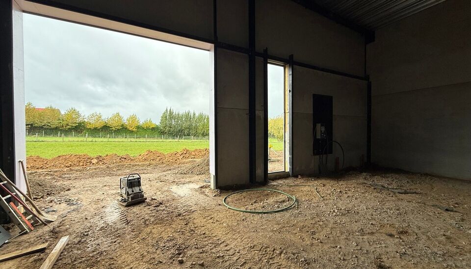 Nieuwbouw magazijn te koop vanaf 186m&sup2; tot 323m&sup2; in bedrijvenpark te Herzele. 
Deze KMO-unit is strategisch gelegen langs de Hoogstraat in Herzele, een vlot bereikbare locatie voor zowel lokale ondernemers als bedrijven die actief zijn in de ruimere reg