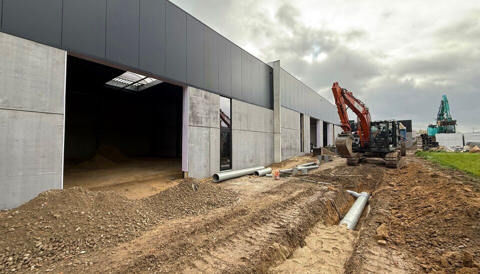 Nieuwbouw magazijn te koop vanaf 186m&sup2; tot 323m&sup2; in bedrijvenpark te Herzele. 
Deze KMO-unit is strategisch gelegen langs de Hoogstraat in Herzele, een vlot bereikbare locatie voor zowel lokale ondernemers als bedrijven die actief zijn in de ruimere reg