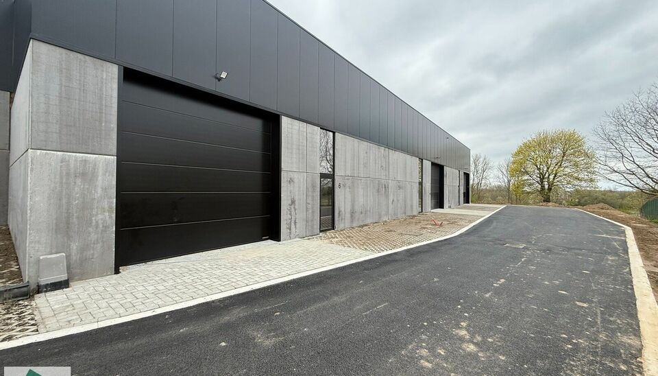 Nieuwbouw magazijn te koop vanaf 186m&sup2; tot 323m&sup2; in bedrijvenpark te Herzele. 
Deze KMO-unit is strategisch gelegen langs de Hoogstraat in Herzele, een vlot bereikbare locatie voor zowel lokale ondernemers als bedrijven die actief zijn in de ruimere reg