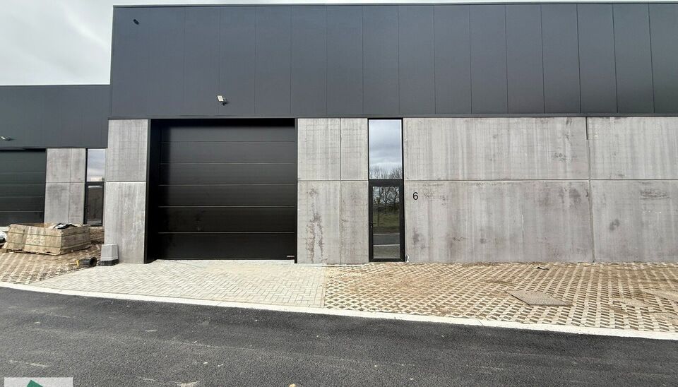 Nieuwbouw magazijn te koop vanaf 186m&sup2; tot 323m&sup2; in bedrijvenpark te Herzele. 
Deze KMO-unit is strategisch gelegen langs de Hoogstraat in Herzele, een vlot bereikbare locatie voor zowel lokale ondernemers als bedrijven die actief zijn in de ruimere reg