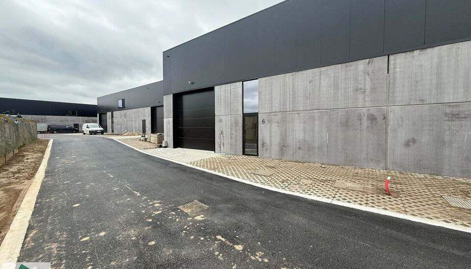 Nieuwbouw magazijn te koop vanaf 186m&sup2; tot 323m&sup2; in bedrijvenpark te Herzele. 
Deze KMO-unit is strategisch gelegen langs de Hoogstraat in Herzele, een vlot bereikbare locatie voor zowel lokale ondernemers als bedrijven die actief zijn in de ruimere reg