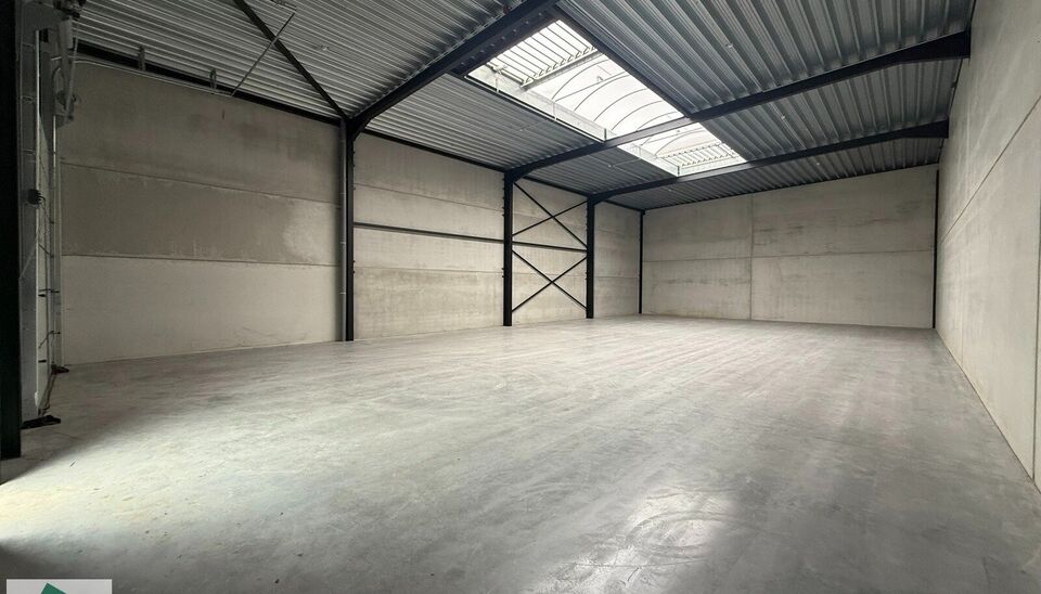 Nieuwbouw magazijn te koop vanaf 186m&sup2; tot 323m&sup2; in bedrijvenpark te Herzele. 
Deze KMO-unit is strategisch gelegen langs de Hoogstraat in Herzele, een vlot bereikbare locatie voor zowel lokale ondernemers als bedrijven die actief zijn in de ruimere reg