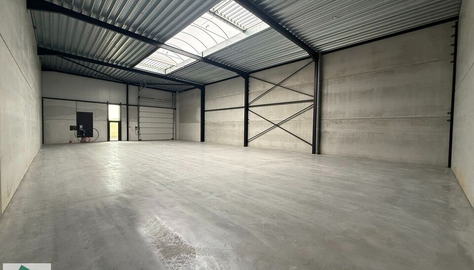 Nieuwbouw magazijn te koop vanaf 186m&sup2; tot 323m&sup2; in bedrijvenpark te Herzele. 
Deze KMO-unit is strategisch gelegen langs de Hoogstraat in Herzele, een vlot bereikbare locatie voor zowel lokale ondernemers als bedrijven die actief zijn in de ruimere reg