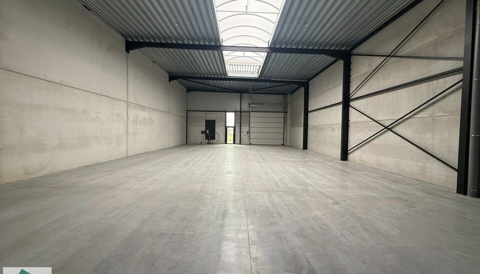Nieuwbouw magazijn te koop vanaf 186m&sup2; tot 323m&sup2; in bedrijvenpark te Herzele. 
Deze KMO-unit is strategisch gelegen langs de Hoogstraat in Herzele, een vlot bereikbare locatie voor zowel lokale ondernemers als bedrijven die actief zijn in de ruimere reg