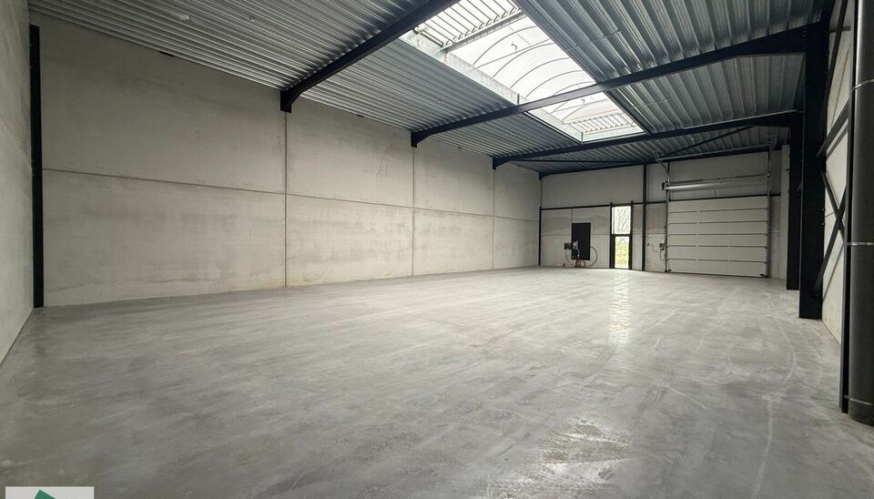 Nieuwbouw magazijn te koop vanaf 186m&sup2; tot 323m&sup2; in bedrijvenpark te Herzele. 
Deze KMO-unit is strategisch gelegen langs de Hoogstraat in Herzele, een vlot bereikbare locatie voor zowel lokale ondernemers als bedrijven die actief zijn in de ruimere reg