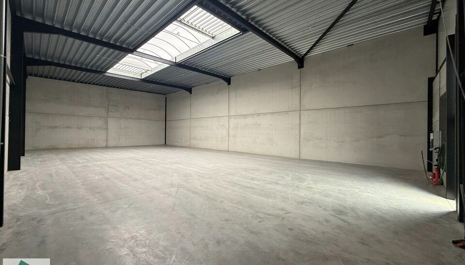 Nieuwbouw magazijn te koop vanaf 186m&sup2; tot 323m&sup2; in bedrijvenpark te Herzele. 
Deze KMO-unit is strategisch gelegen langs de Hoogstraat in Herzele, een vlot bereikbare locatie voor zowel lokale ondernemers als bedrijven die actief zijn in de ruimere reg