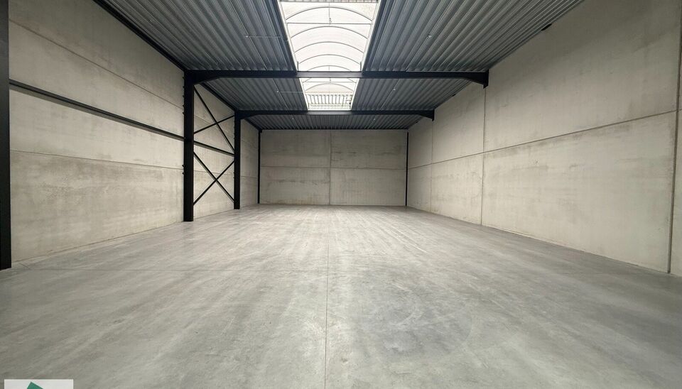 Nieuwbouw magazijn te koop vanaf 186m&sup2; tot 323m&sup2; in bedrijvenpark te Herzele. 
Deze KMO-unit is strategisch gelegen langs de Hoogstraat in Herzele, een vlot bereikbare locatie voor zowel lokale ondernemers als bedrijven die actief zijn in de ruimere reg