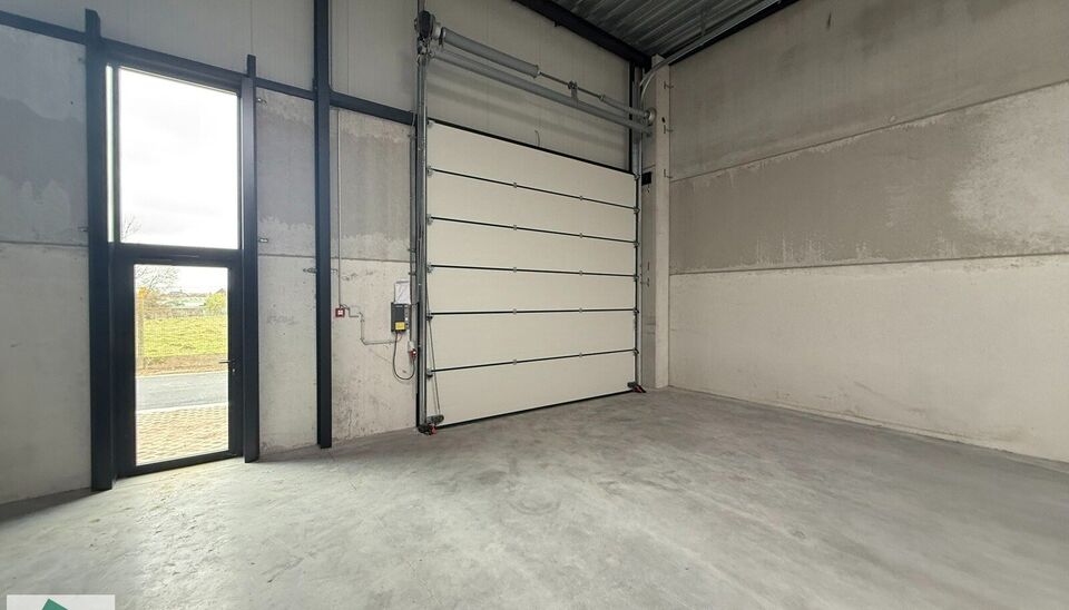 Nieuwbouw magazijn te koop vanaf 186m&sup2; tot 323m&sup2; in bedrijvenpark te Herzele. 
Deze KMO-unit is strategisch gelegen langs de Hoogstraat in Herzele, een vlot bereikbare locatie voor zowel lokale ondernemers als bedrijven die actief zijn in de ruimere reg