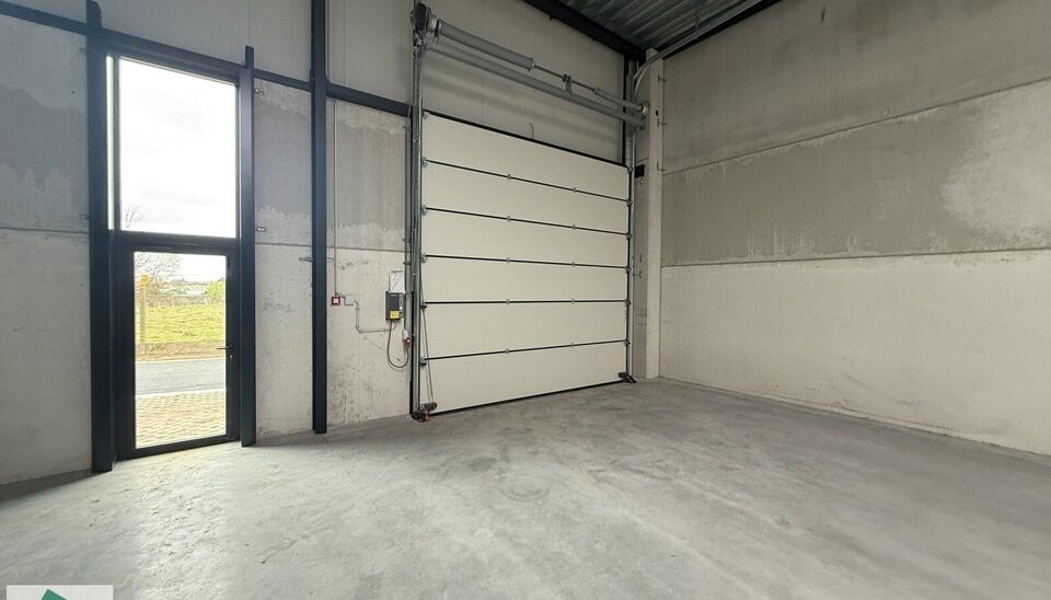 Nieuwbouw magazijn te koop vanaf 186m&sup2; tot 323m&sup2; in bedrijvenpark te Herzele. 
Deze KMO-unit is strategisch gelegen langs de Hoogstraat in Herzele, een vlot bereikbare locatie voor zowel lokale ondernemers als bedrijven die actief zijn in de ruimere reg