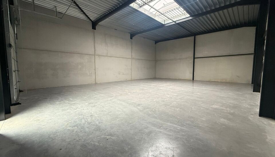 Nieuwbouw magazijn te koop vanaf 186m&sup2; tot 323m&sup2; in bedrijvenpark te Herzele. 
Deze KMO-unit is strategisch gelegen langs de Hoogstraat in Herzele, een vlot bereikbare locatie voor zowel lokale ondernemers als bedrijven die actief zijn in de ruimere reg