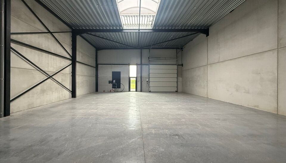 Nieuwbouw magazijn te koop vanaf 186m&sup2; tot 323m&sup2; in bedrijvenpark te Herzele. 
Deze KMO-unit is strategisch gelegen langs de Hoogstraat in Herzele, een vlot bereikbare locatie voor zowel lokale ondernemers als bedrijven die actief zijn in de ruimere reg