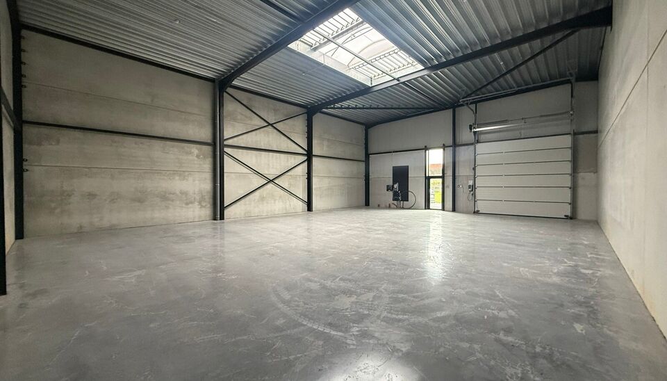 Nieuwbouw magazijn te koop vanaf 186m&sup2; tot 323m&sup2; in bedrijvenpark te Herzele. 
Deze KMO-unit is strategisch gelegen langs de Hoogstraat in Herzele, een vlot bereikbare locatie voor zowel lokale ondernemers als bedrijven die actief zijn in de ruimere reg