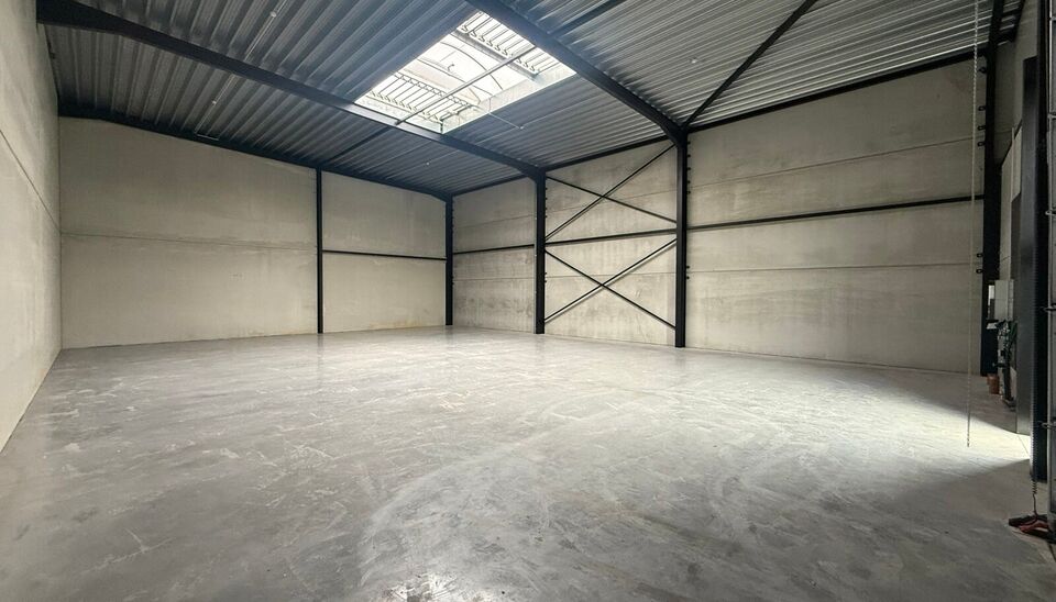 Nieuwbouw magazijn te koop vanaf 186m&sup2; tot 323m&sup2; in bedrijvenpark te Herzele. 
Deze KMO-unit is strategisch gelegen langs de Hoogstraat in Herzele, een vlot bereikbare locatie voor zowel lokale ondernemers als bedrijven die actief zijn in de ruimere reg