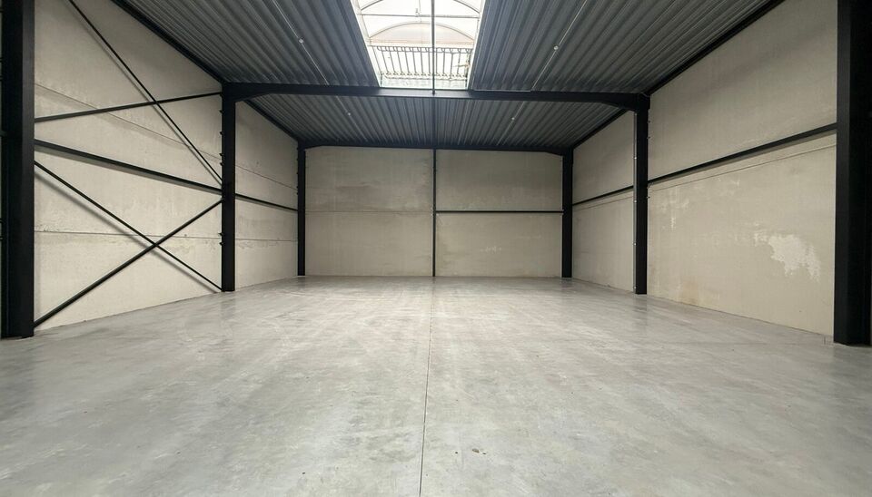 Nieuwbouw magazijn te koop vanaf 186m&sup2; tot 323m&sup2; in bedrijvenpark te Herzele. 
Deze KMO-unit is strategisch gelegen langs de Hoogstraat in Herzele, een vlot bereikbare locatie voor zowel lokale ondernemers als bedrijven die actief zijn in de ruimere reg