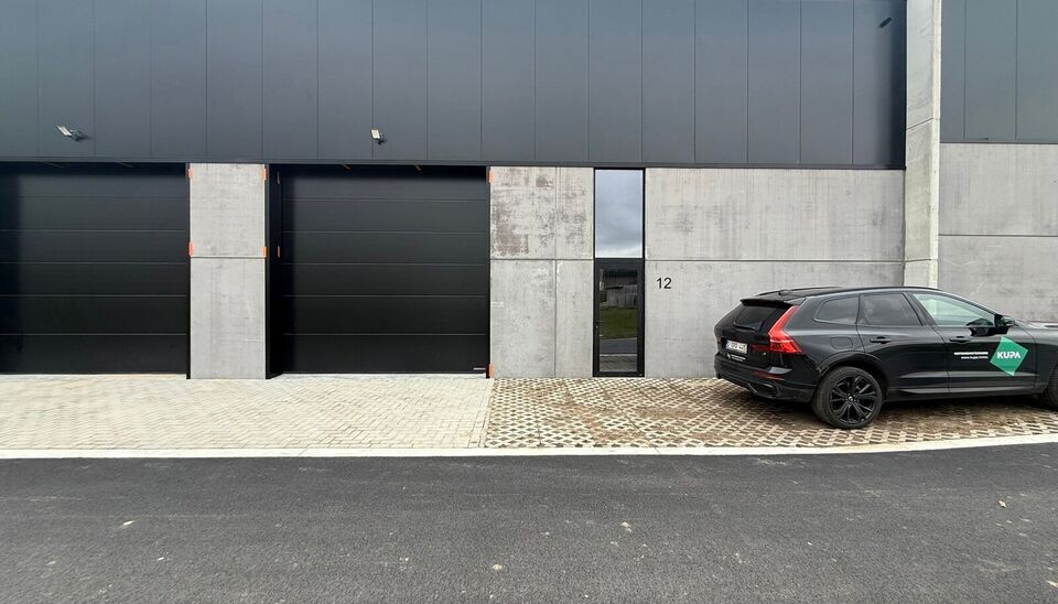 Nieuwbouw magazijn te koop vanaf 186m&sup2; tot 323m&sup2; in bedrijvenpark te Herzele. 
Deze KMO-unit is strategisch gelegen langs de Hoogstraat in Herzele, een vlot bereikbare locatie voor zowel lokale ondernemers als bedrijven die actief zijn in de ruimere reg