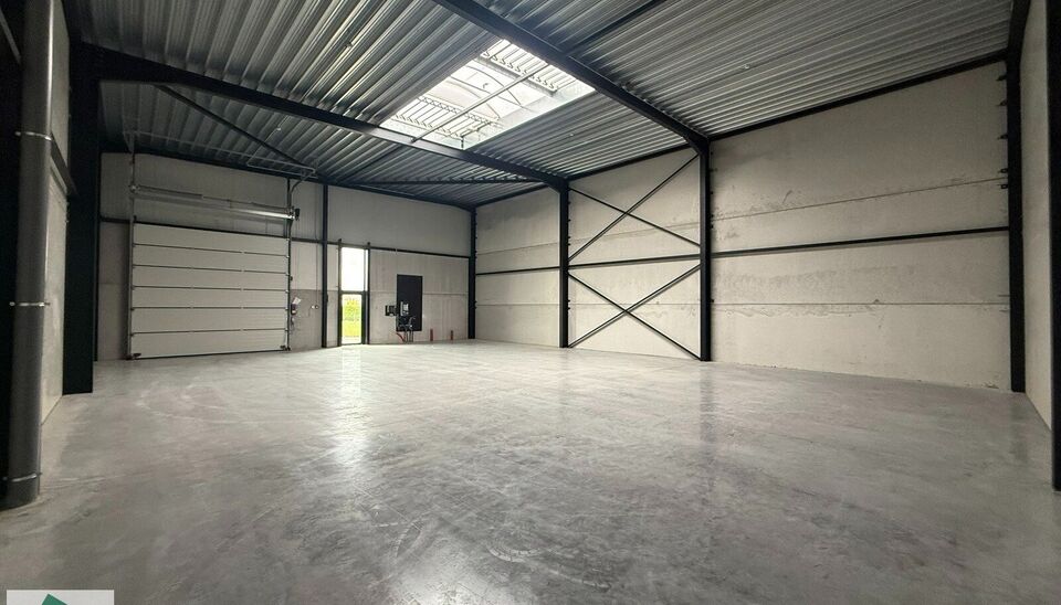 Nieuwbouw magazijn te koop vanaf 186m&sup2; tot 323m&sup2; in bedrijvenpark te Herzele. 
Deze KMO-unit is strategisch gelegen langs de Hoogstraat in Herzele, een vlot bereikbare locatie voor zowel lokale ondernemers als bedrijven die actief zijn in de ruimere reg