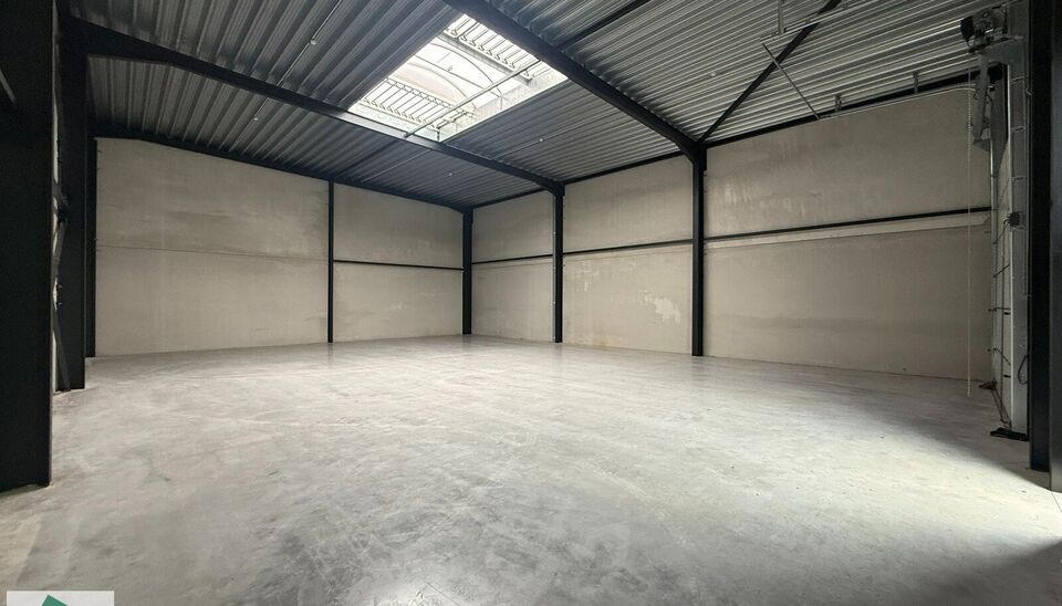Nieuwbouw magazijn te koop vanaf 186m&sup2; tot 323m&sup2; in bedrijvenpark te Herzele. 
Deze KMO-unit is strategisch gelegen langs de Hoogstraat in Herzele, een vlot bereikbare locatie voor zowel lokale ondernemers als bedrijven die actief zijn in de ruimere reg