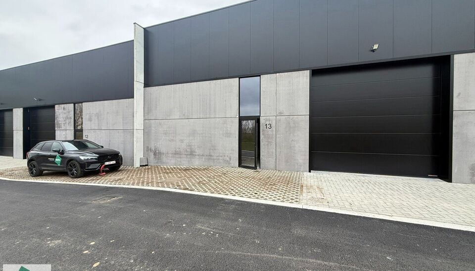 Nieuwbouw magazijn te koop vanaf 186m&sup2; tot 323m&sup2; in bedrijvenpark te Herzele. 
Deze KMO-unit is strategisch gelegen langs de Hoogstraat in Herzele, een vlot bereikbare locatie voor zowel lokale ondernemers als bedrijven die actief zijn in de ruimere reg